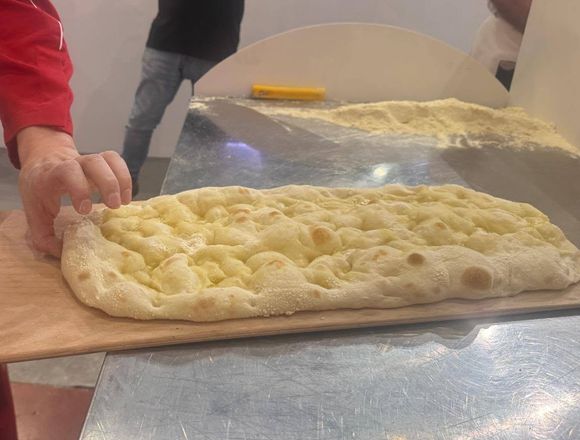 Una pala di impasto pronta per il forno
