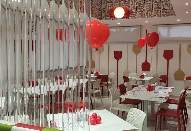 La sala rossa e bianca di Mystic Pizza